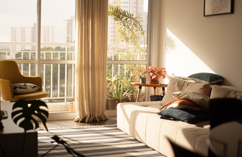 Sala de apartamento com janela ampla