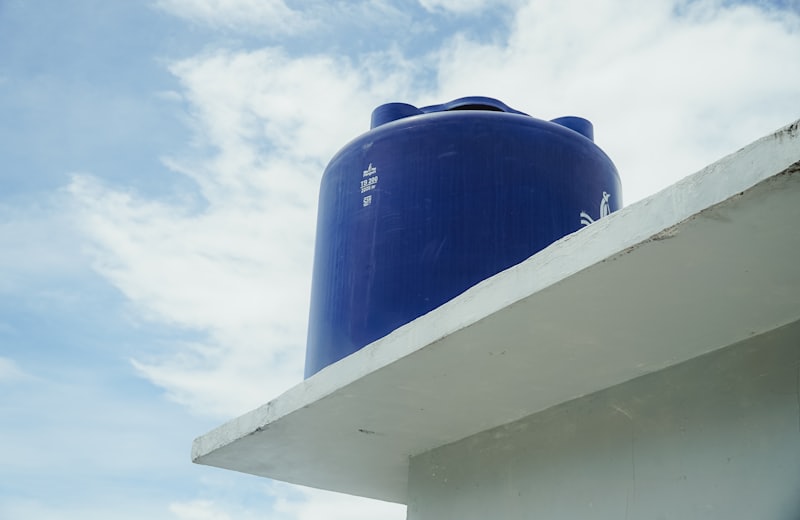 Caixa d'água azul instalada sobre a laje de um imóvel