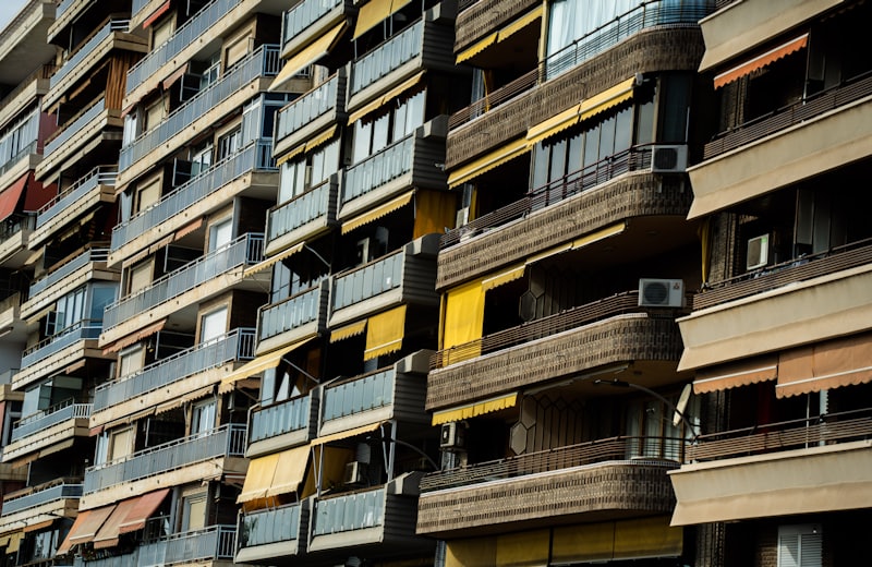 Fachada de edifício residencial com varandas
