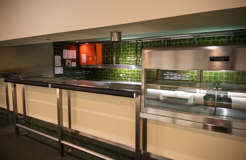 Cozinha comercial com bancadas de aço inoxidável