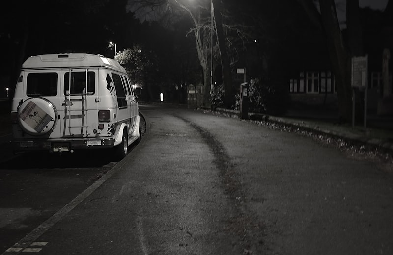 Veículo de serviço estacionado em via urbana à noite