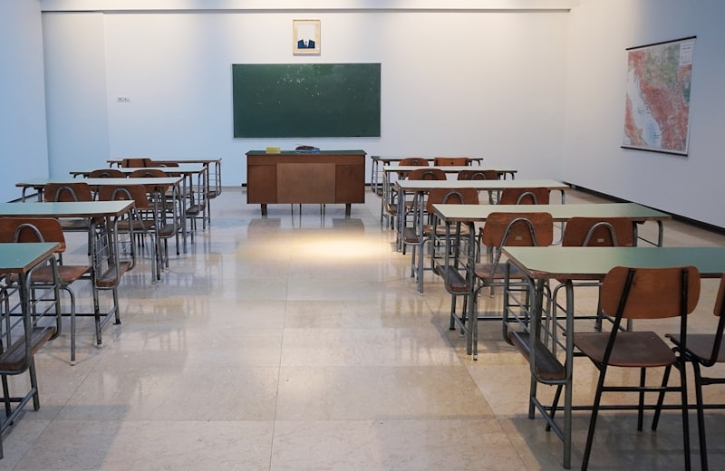 Sala de aula vazia com carteiras enfileiradas