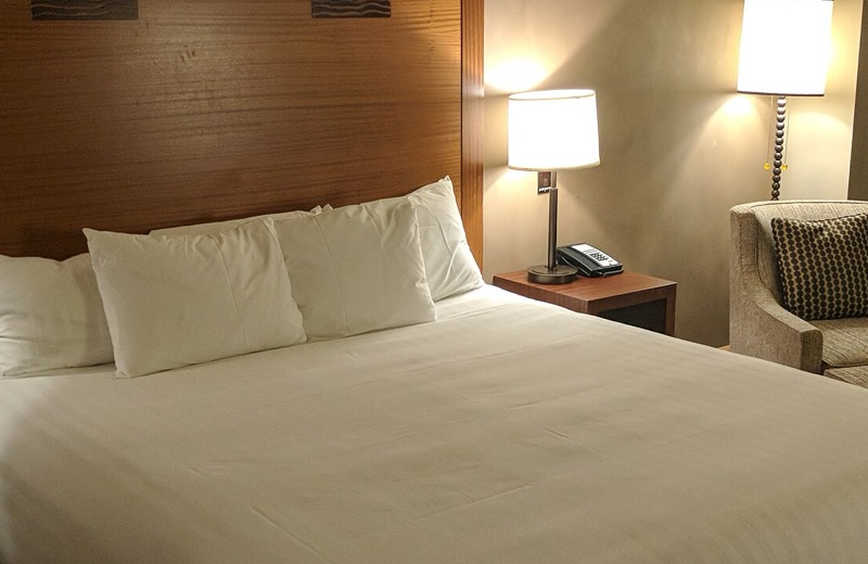 Quarto de hotel com cama arrumada