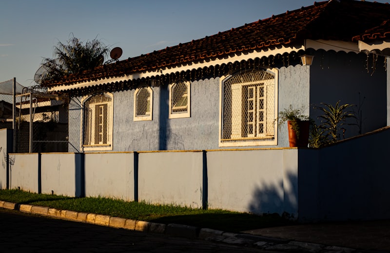 Fachada de casa residencial com telhado cerâmico