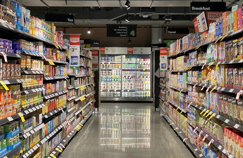 Corredor de supermercado com prateleiras abastecidas